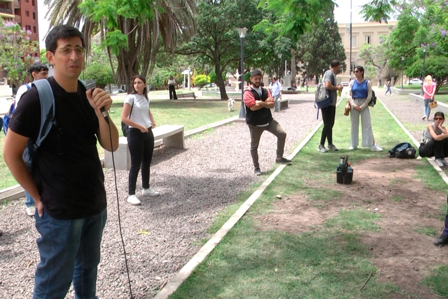 Charla abierta en la Plaza Alberdi