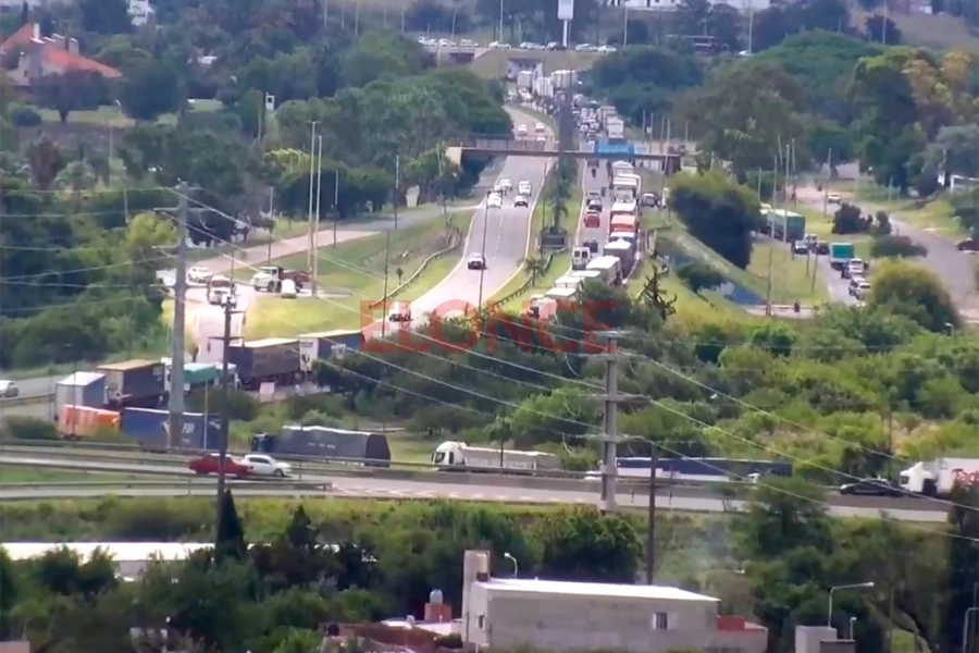 Largas filas de camiones por el choque