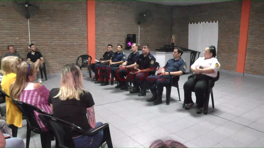 Vecinos de Paran&aacute; se re&uacute;nen con la Polic&iacute;a para exigir mayor seguridad (foto Elonce)