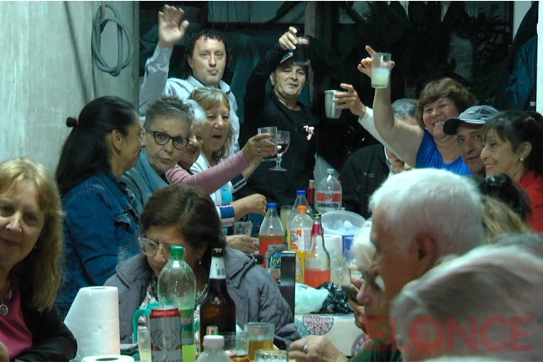 Con una cena entre amigos, festejaron el Día Internacional del Hombre en barrio de Paraná