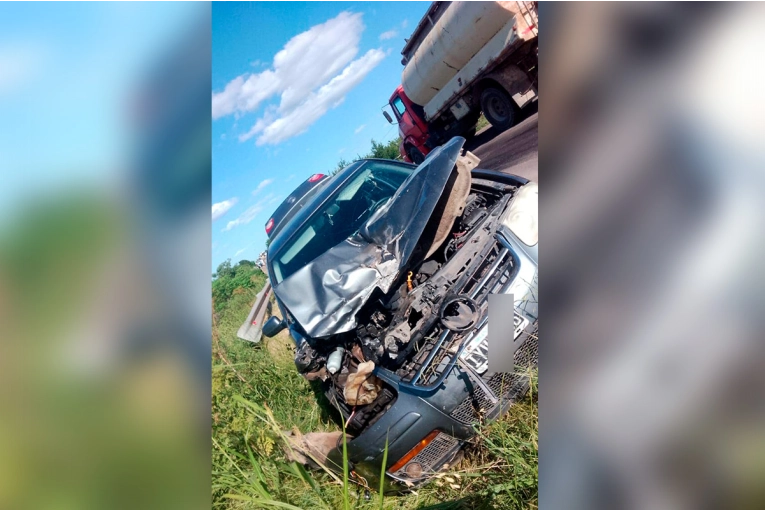 Un hombre resultó herido de gravedad tras el choque entre un auto y un camión