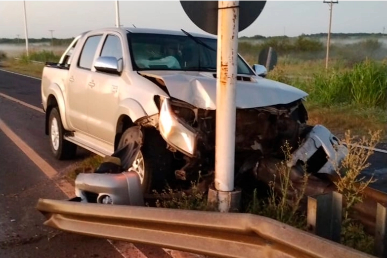 Conductor destrozó su camioneta al esquivar un ciervo que se atravesó en la ruta