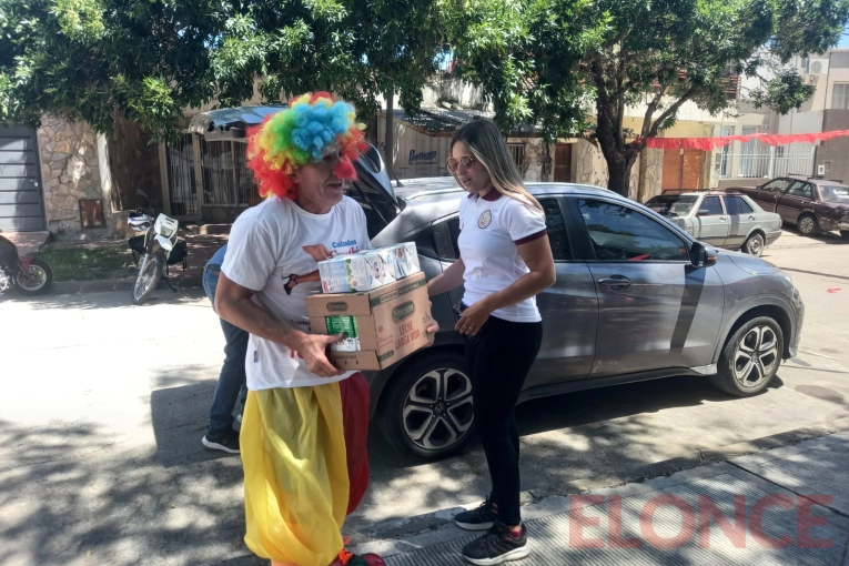 Ayudar Hace Bien: el payaso Plim Plim hizo su aporte a la escuela María Reina Inmaculada