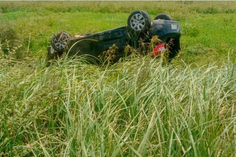 Docente volcó con su auto en ruta 12 y fue hospitalizada