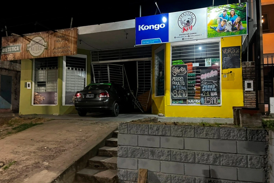 Un remis se incrust&oacute; contra un local comercial. (foto: Polic&iacute;a de Entre R&iacute;os)