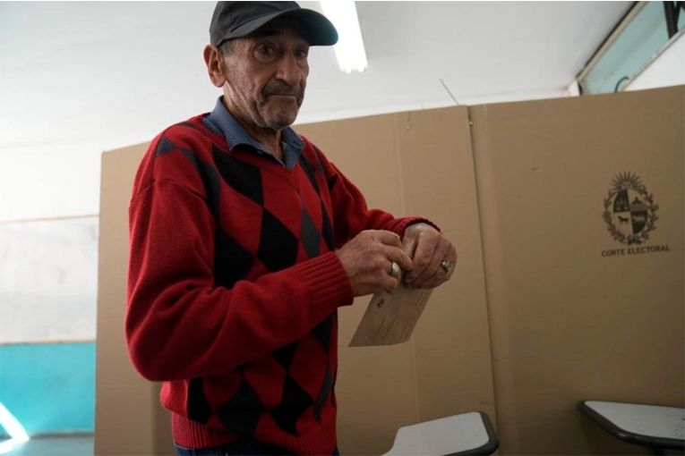 Los uruguayos acuden a las urnas para elegir a su próximo presidente