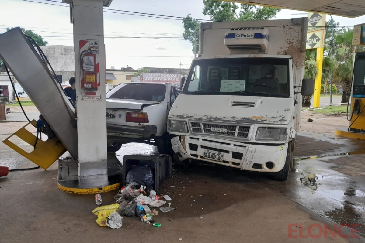 Accidente de un surtidor de combustibles Accidente de un surtidor de combustibles