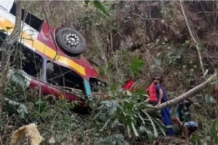 Al menos 17 muertos por la caída de un colectivo a un precipicio en Brasil