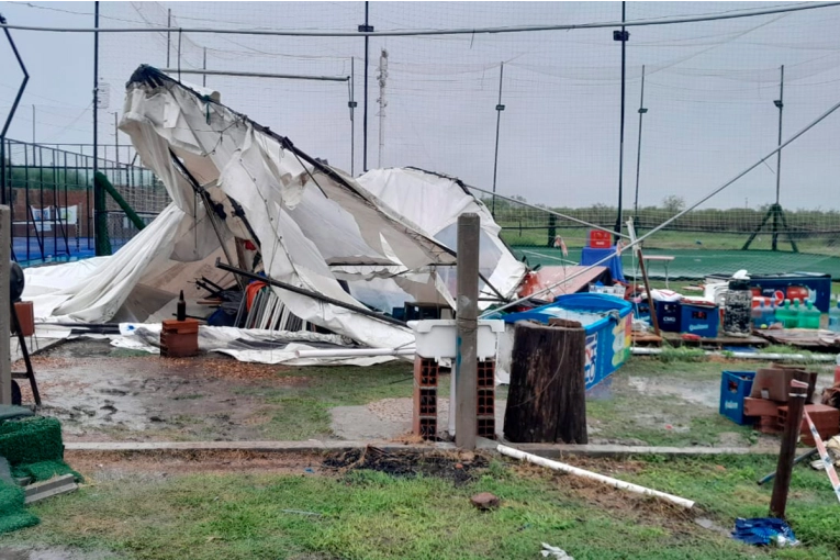 Un fuerte temporal azotó a Sauce de Luna: hubo voladuras de techos y cayeron dos antenas de radio