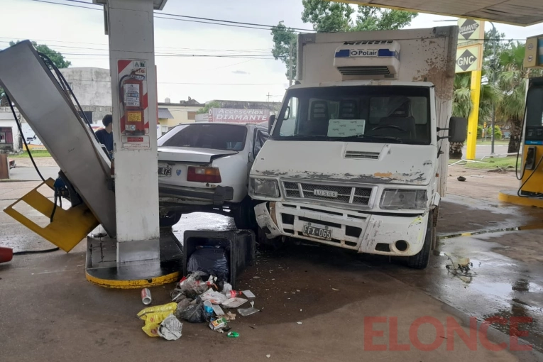 Por una falla en los frenos, un camión chocó contra un auto en un surtidor de combustibles