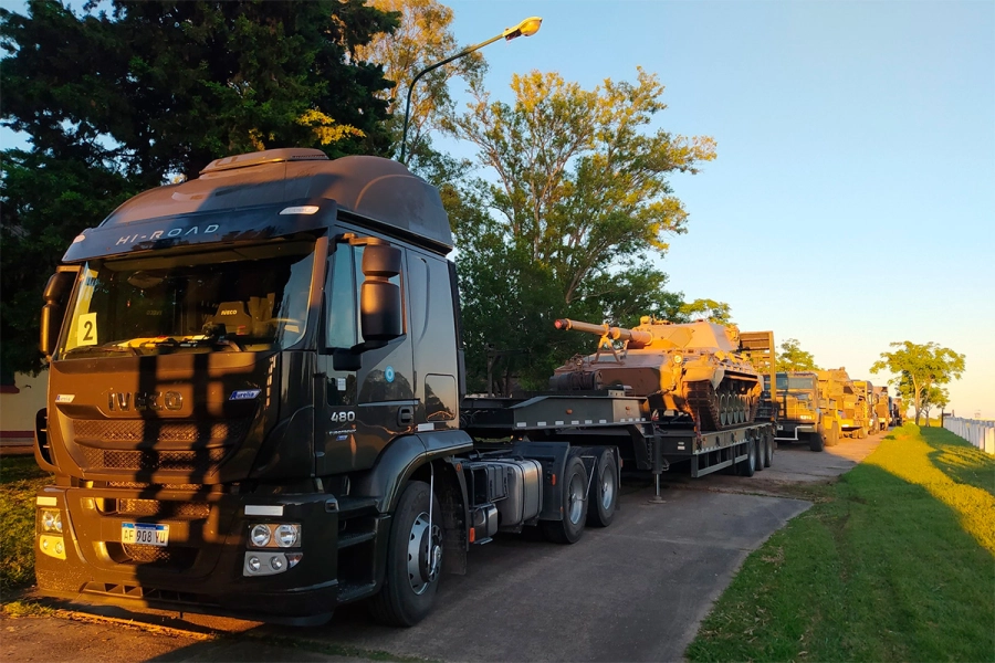 El uso de transportadores de veh&iacute;culos blindados permite desplazar tanques en largas distancias sin desgastar el material ni aumentar el consumo de combustible, asegurando su despliegue eficiente en el terreno de operaciones. (foto: Ej&eacute;rcito Argentino)