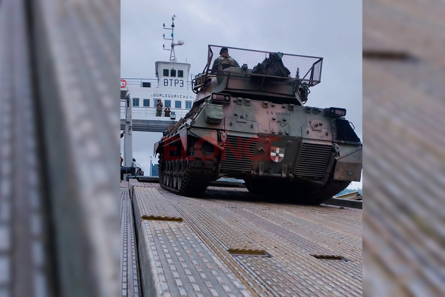 Los tanques militares son transbordados a la Barcaza de Transporte Pesado 3 &ldquo;Gualeguaych&uacute;&rdquo;. (foto: Elonce)
