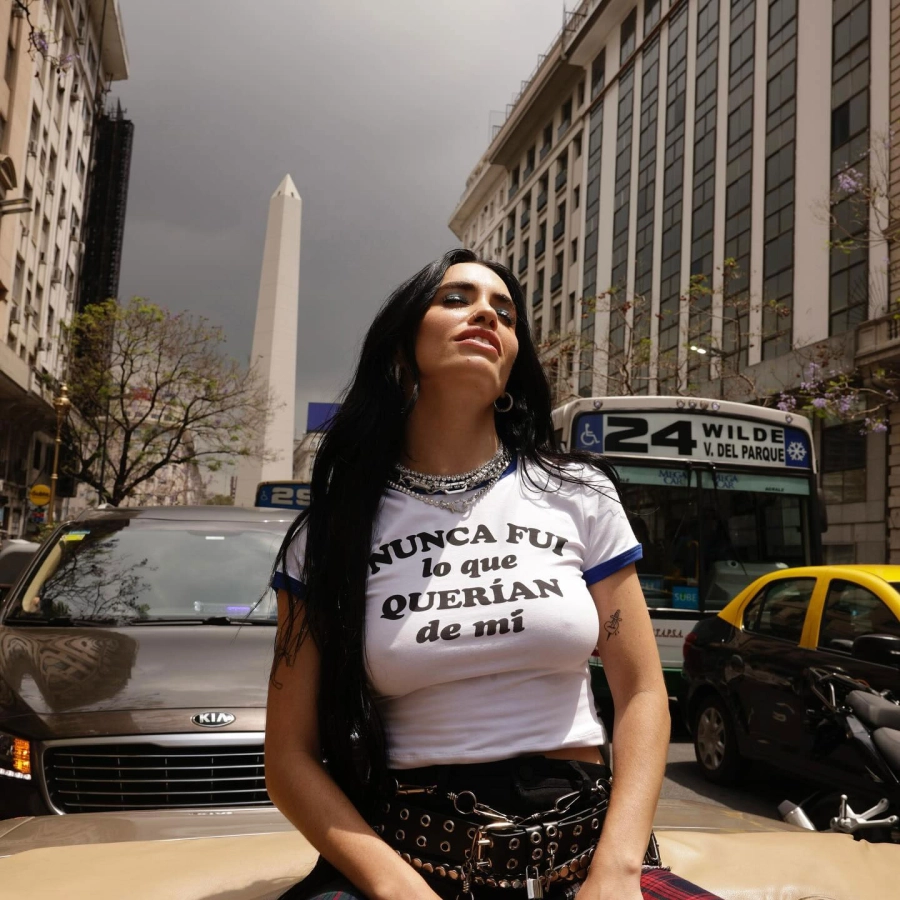 Lali Esp&oacute;sito con el Obelisco de fondo. Instagram