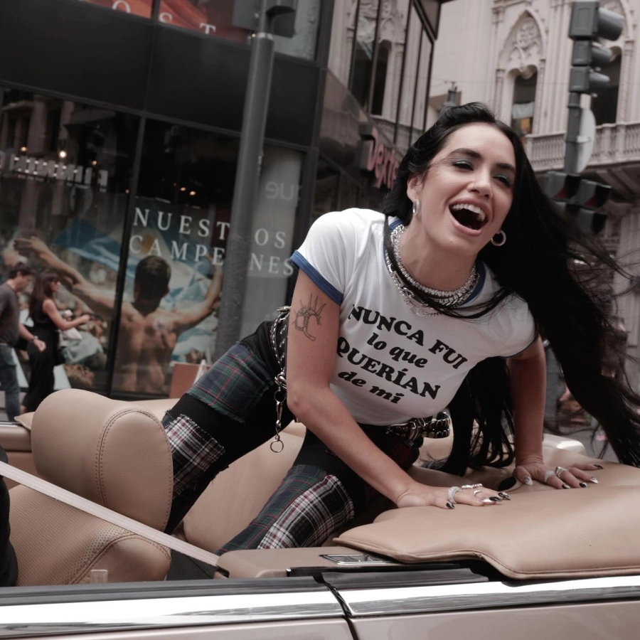 Lali Esp&oacute;sito por las calles de Buenos Aires. Instagram