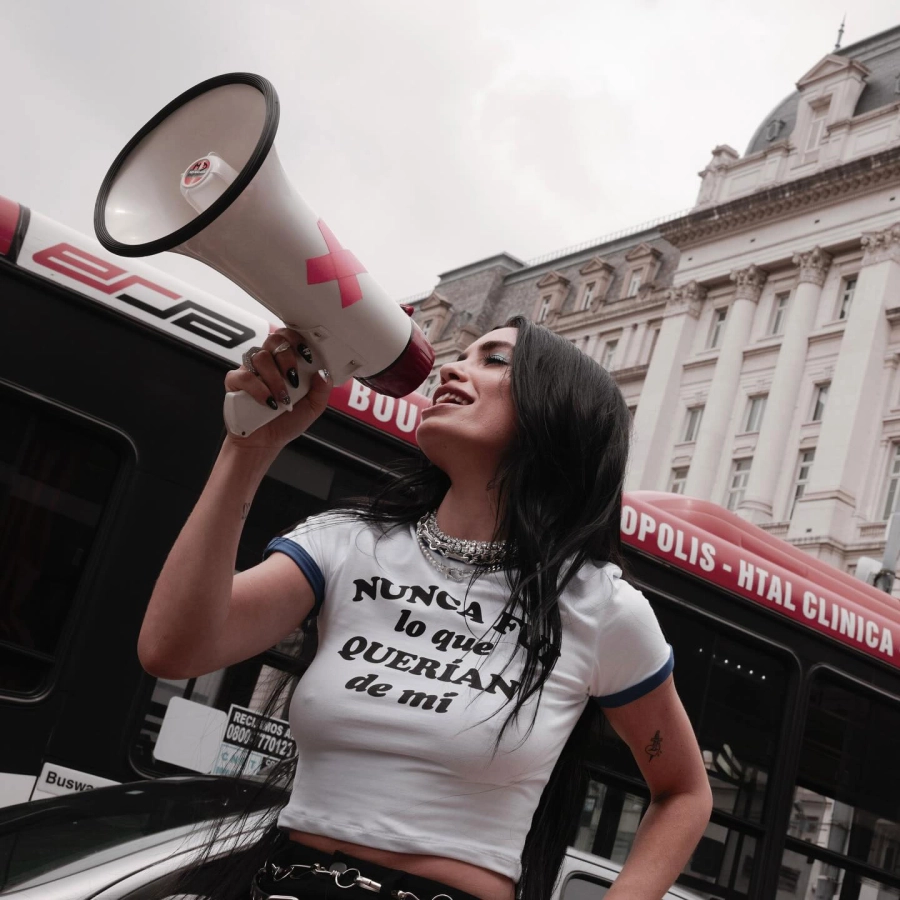 Lali Esp&oacute;sito con el meg&aacute;fono. Instagram