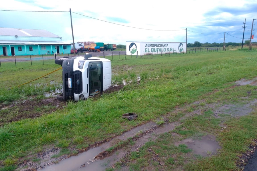 Vuelco en La Paz. (foto: Policía de Entre R&iacute;os)