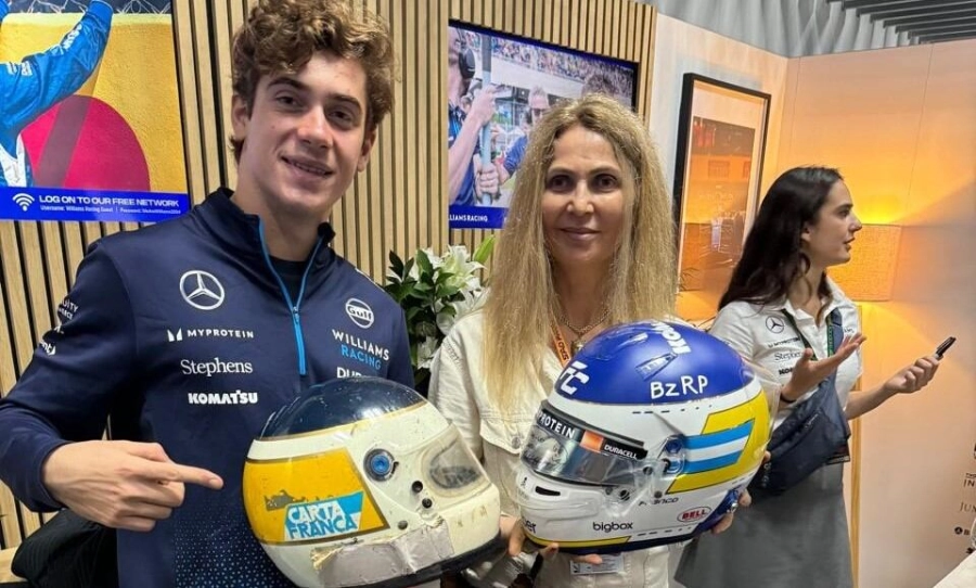 Franco Colapinto y Verónica Ghio, la viuda de Reutemann con el casco que rindió homenaje al Lole en los GP de México y Brasil.