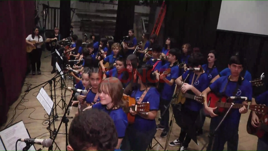 Momento de un ensayo previo a la funci&oacute;n en el Teatro 3 de Febrero. Foto: Elonce