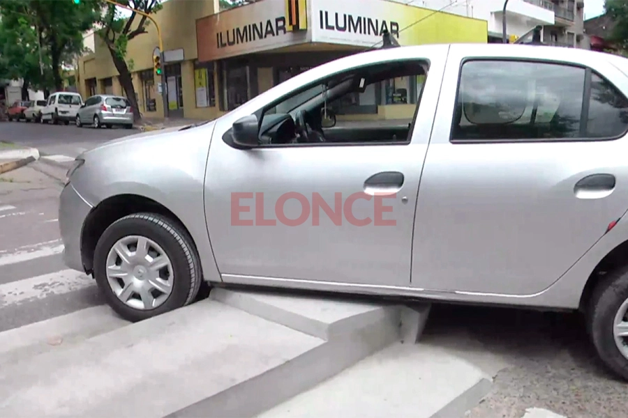 Un auto chocó contra una puntera. (foto: Elonce)