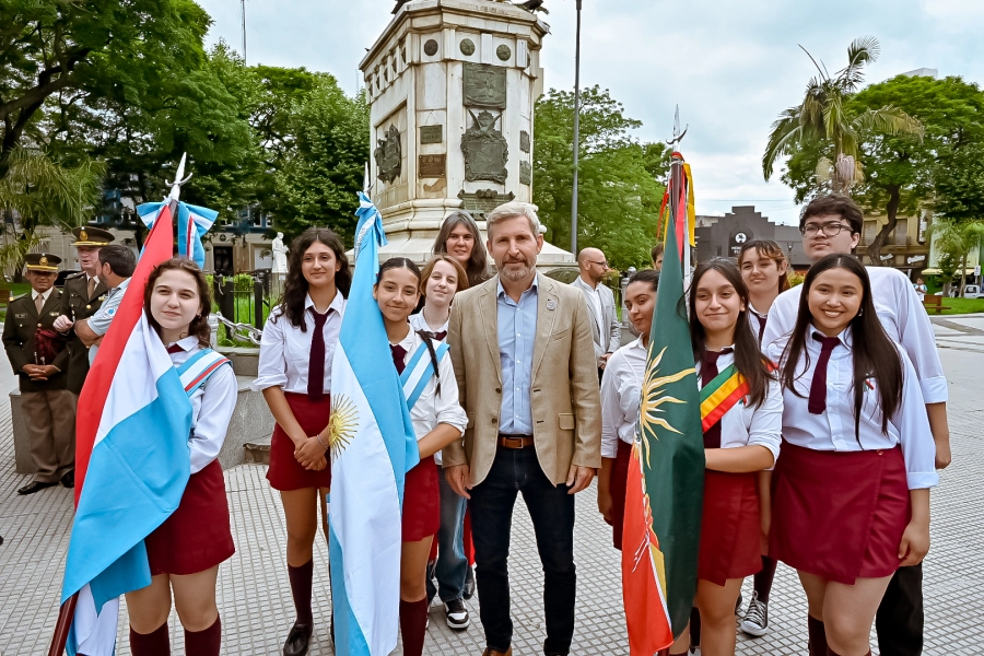 Frigerio y las abanderadas. (foto: Gobierno de Entre R&iacute;os)