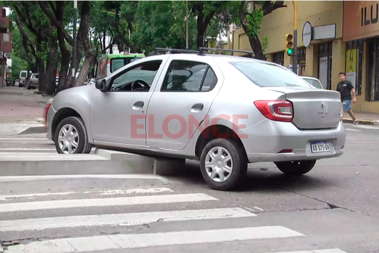 Un auto terminó “montado” sobre la puntera de calle 25 de Mayo en Paraná