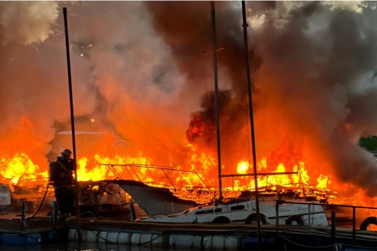 Incendio de gran magnitud afecta a gran cantidad de embarcaciones en Gualeguaychú