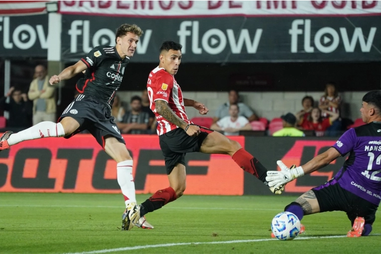 Con dos goles en cinco minutos, River le gana 2-0 a Estudiantes en La Plata