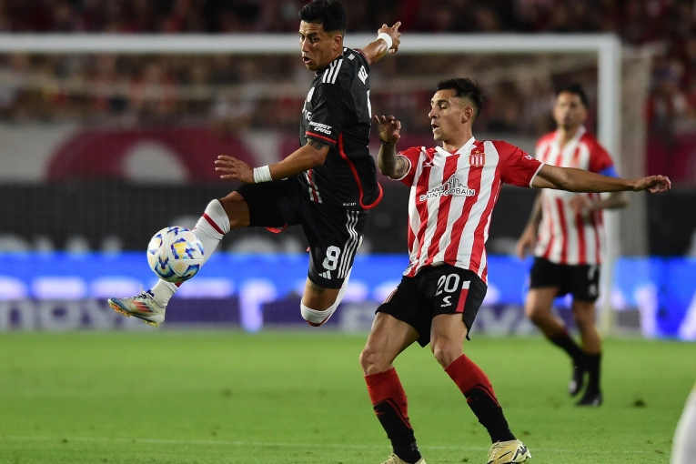 Con dos goles en cinco minutos, River le gana 2-0 a Estudiantes en La Plata