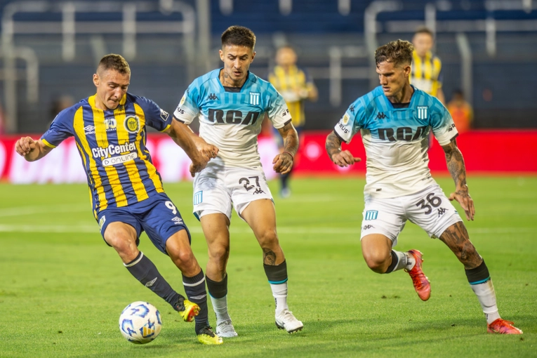 Racing derrotó 2-0 a Rosario Central y se acercó a dos puntos de Vélez: videos