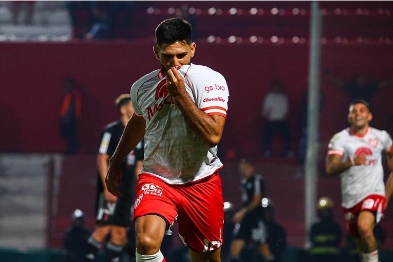 Instituto dio vuelta el partido ante Riestra, ganó 2-1 y se acerca a la Sudamericana