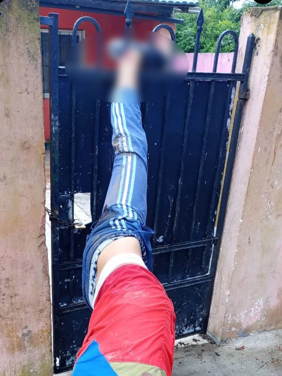 El ladr&oacute;n enganchado en la reja. Infobae