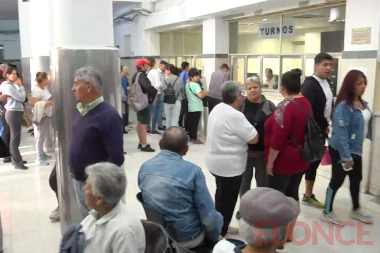 Largas filas en el hospital San Martín para sacar turnos para Endocrinología