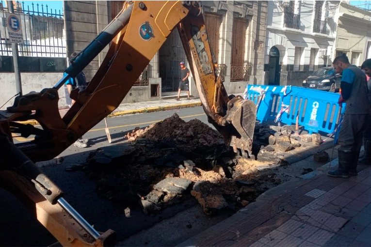 Por reparación de cañería, realizan corte total de tránsito en tramo de calle Urquiza