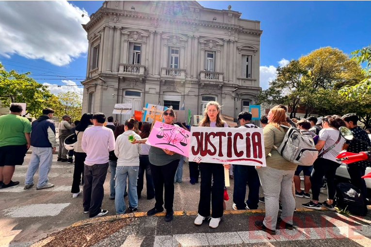 Realizaron marcha para pedir justicia por joven hallado sin vida en el río Gualeguaychú