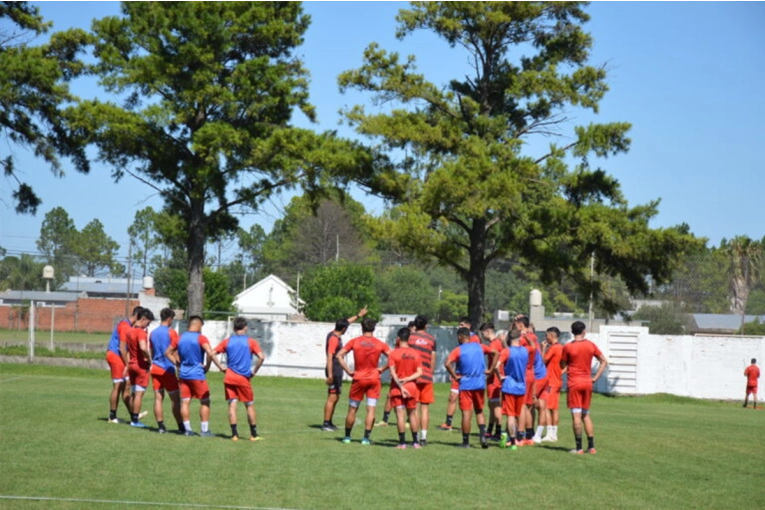 Con 23 futbolistas y sin DT, Patronato volvió a los entrenamientos