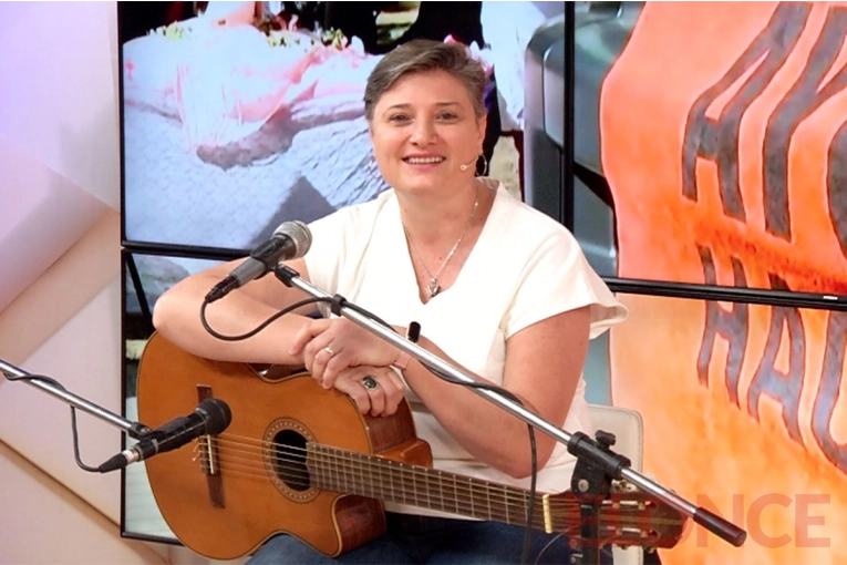 "Por Todos": la canción solidaria de Marcia Müller para Ayudar Hace Bien