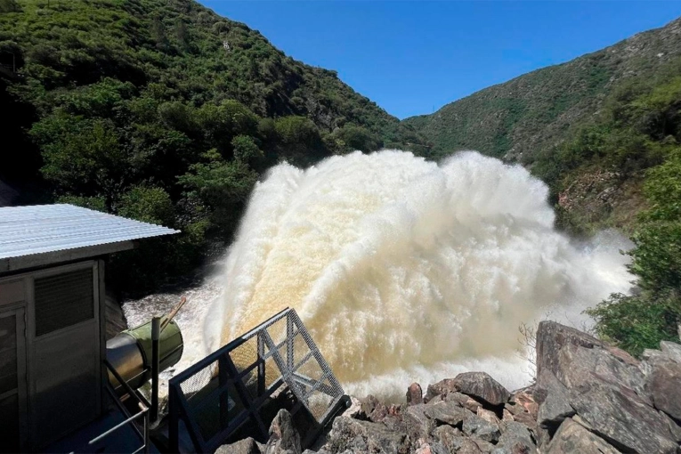 Tras las lluvias, se volvió a formar la “cola de novia” en el dique San Roque: fotos y videos