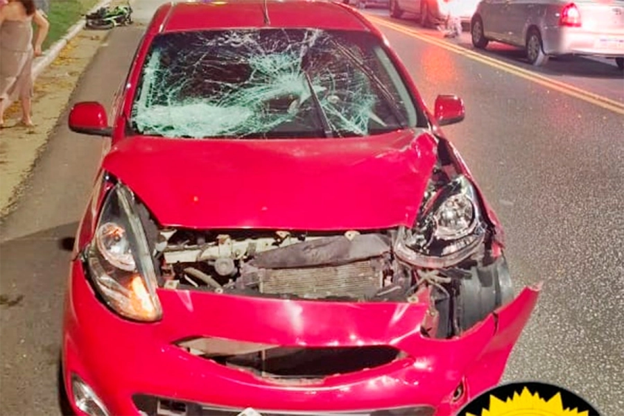 As&iacute; qued&oacute; el auto tras el impacto con la moto. (foto: Concordia Policiales)