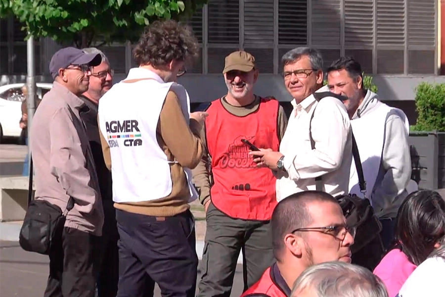Dirigentes de Agmer en Plaza Mansilla de Paran&aacute;. (foto: Elonce)
