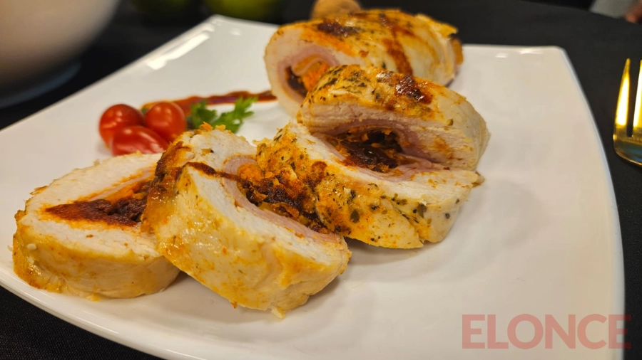 Arrollado de pollo relleno con jam&oacute;n, queso y tomates. (foto: Elonce)