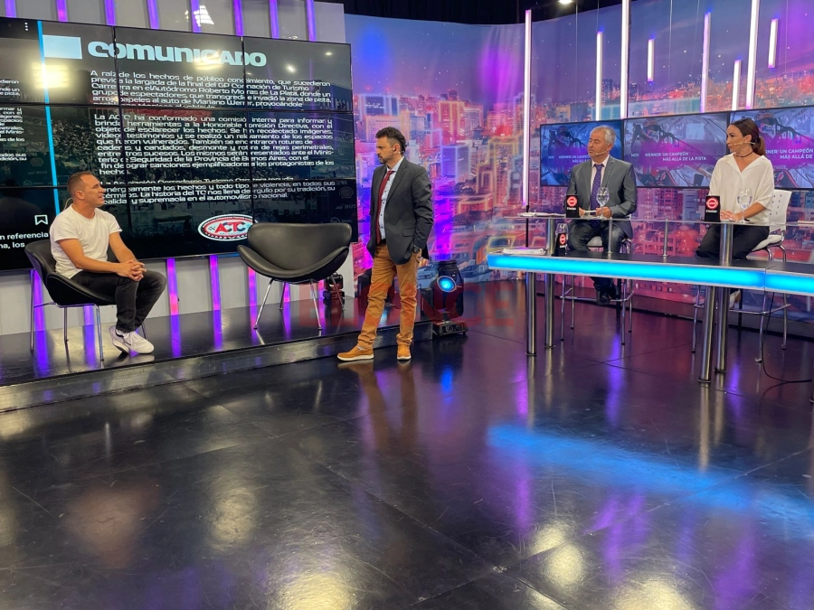 Mariano Werner con parte del panel de El Ventilador. Foto: Elonce