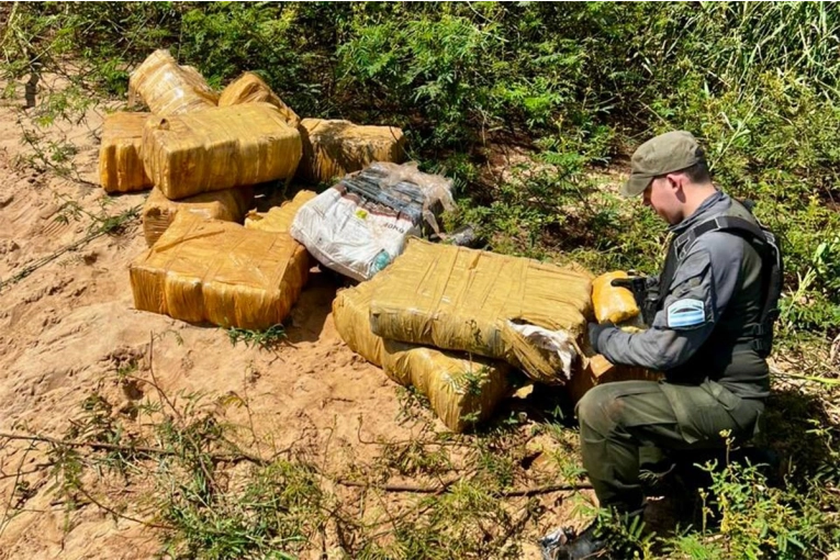 Decomisaron 981 kilos de marihuana arrojados desde embarcaciones