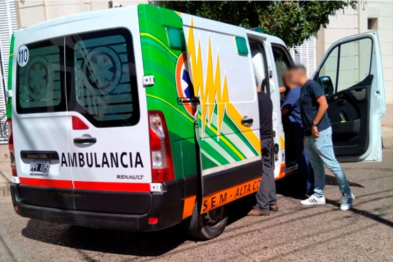 A motociclista le amputaron dos dedos tras chocar con la puerta de una camioneta