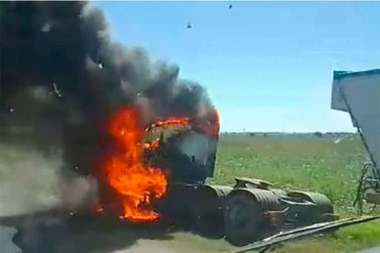 Video: un camión ardió en llamas sobre Ruta 32 en Seguí