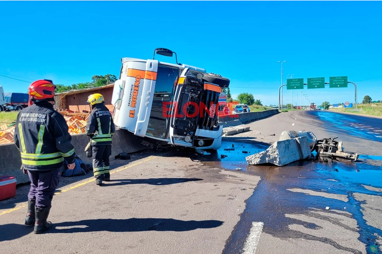 Camión volcó en el acceso a Concepción del Uruguay: fotos y lo que dijo el conductor