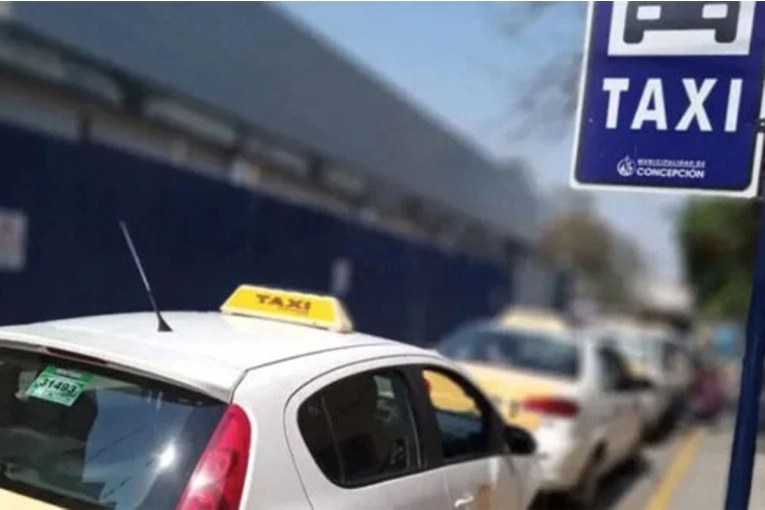 A punta de cuchillo, secuestró y amenazó a una taxista: le robó el auto, dinero y el celular