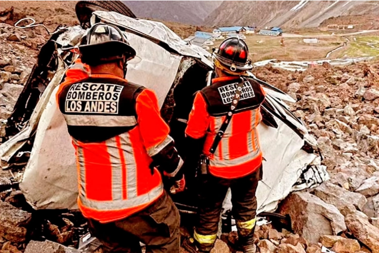 Madre e hija argentinas murieron en Chile tras chocar y desbarrancar ...
