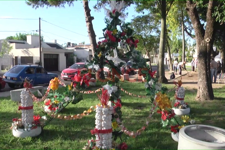 Vecinos de barrio Paracao Sur armaron un arbolito de Navidad con materiales reciclables