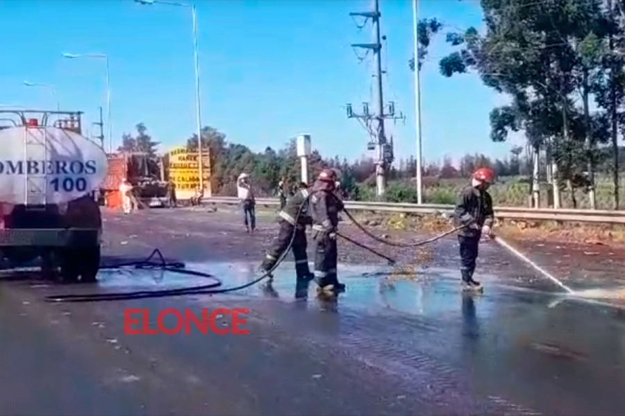 El asfalto qued&oacute; cubierto por un l&iacute;quido resbaladizo y sand&iacute;as. (Elonce)