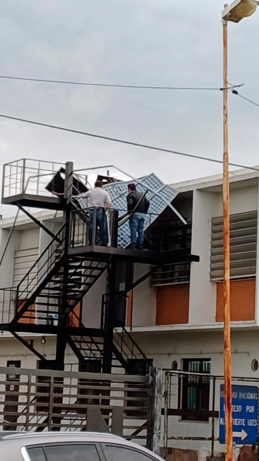 Cayeron los paneles solares de Vialidad Nacional en Avenida Almafuerte.